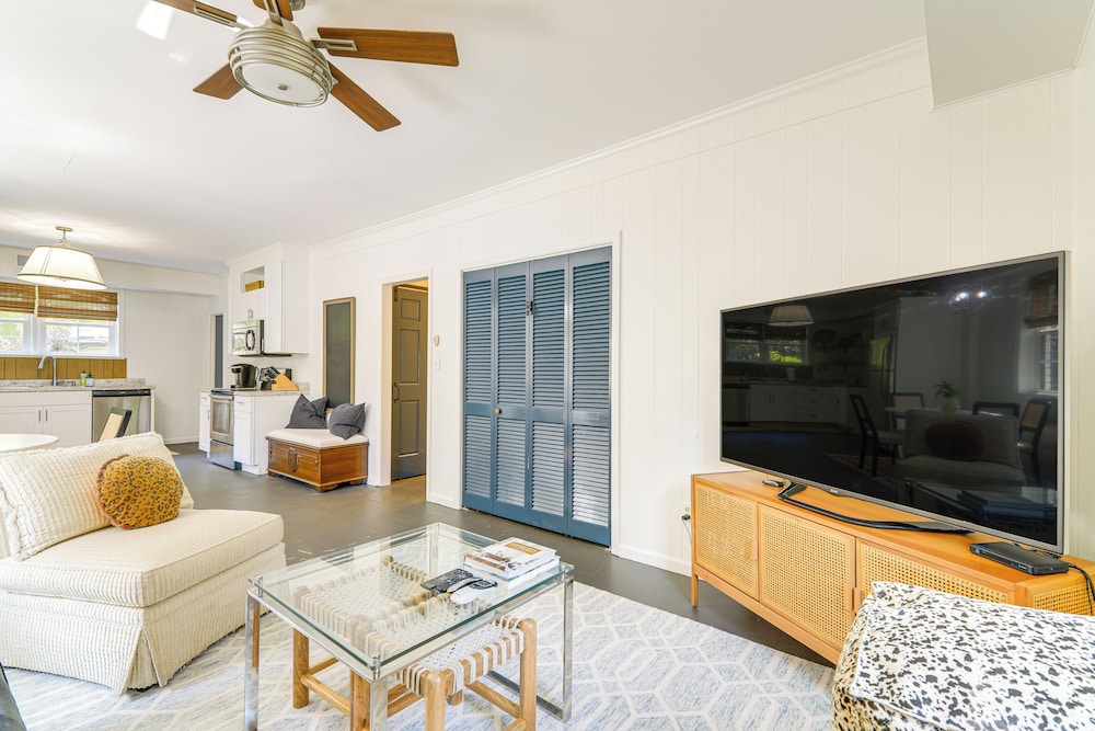 4 Mi to Uga: Bright & Airy Athens Apartment!