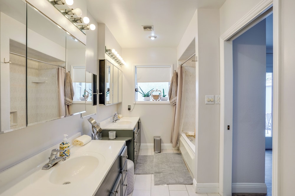 2 Mi to Cal State Long Beach: Bungalow w/ Hot Tub!