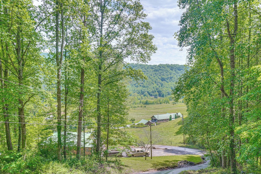 4 Mi to Lake Santeetlah: Cabin w/ Deck & Views
