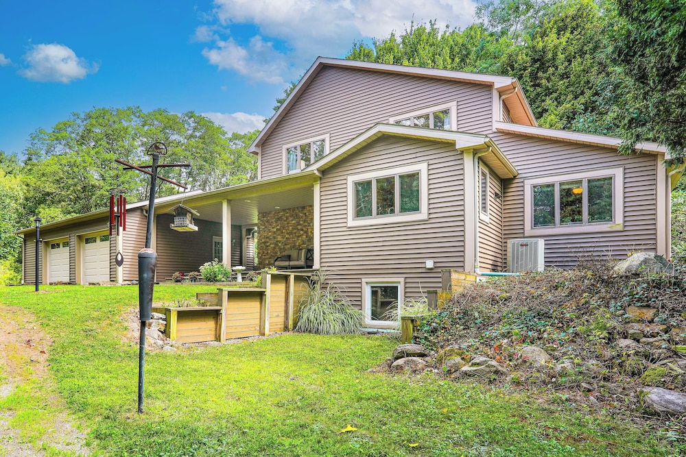 Wooded Retreat on 5 Acres: 6 Mi to Edinboro Lake!