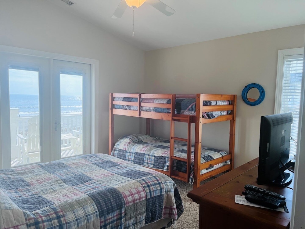 1 Ez Access 4 Bedroom Home by RedAwning