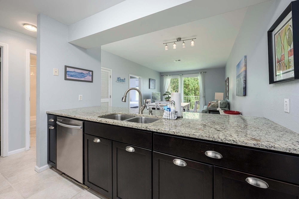 Sunshine & Whiskey Condo for 6 With Resort Amenities Near Grand Boulevard