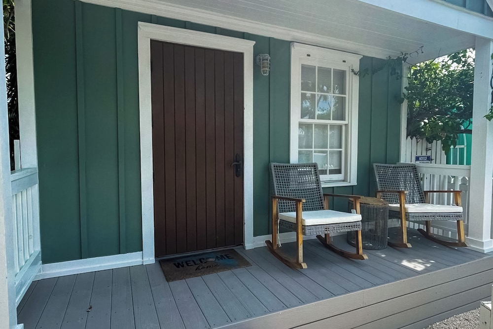 1BR Home - Colorful Cottage w/ AC, W & D, Dogs OK