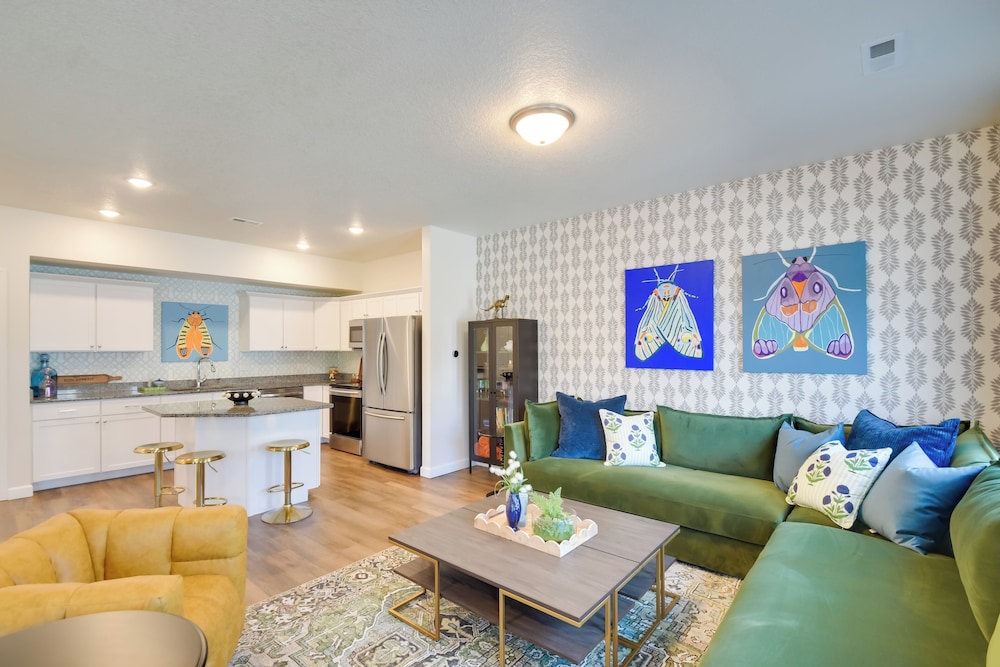Near TBK Bank Sports Complex: Quad Cities Townhome