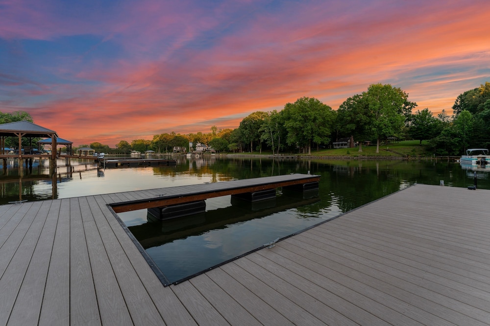 Black Bear Lodge by Avantstay Lakefront Dock Pool Theater Sleeps 20