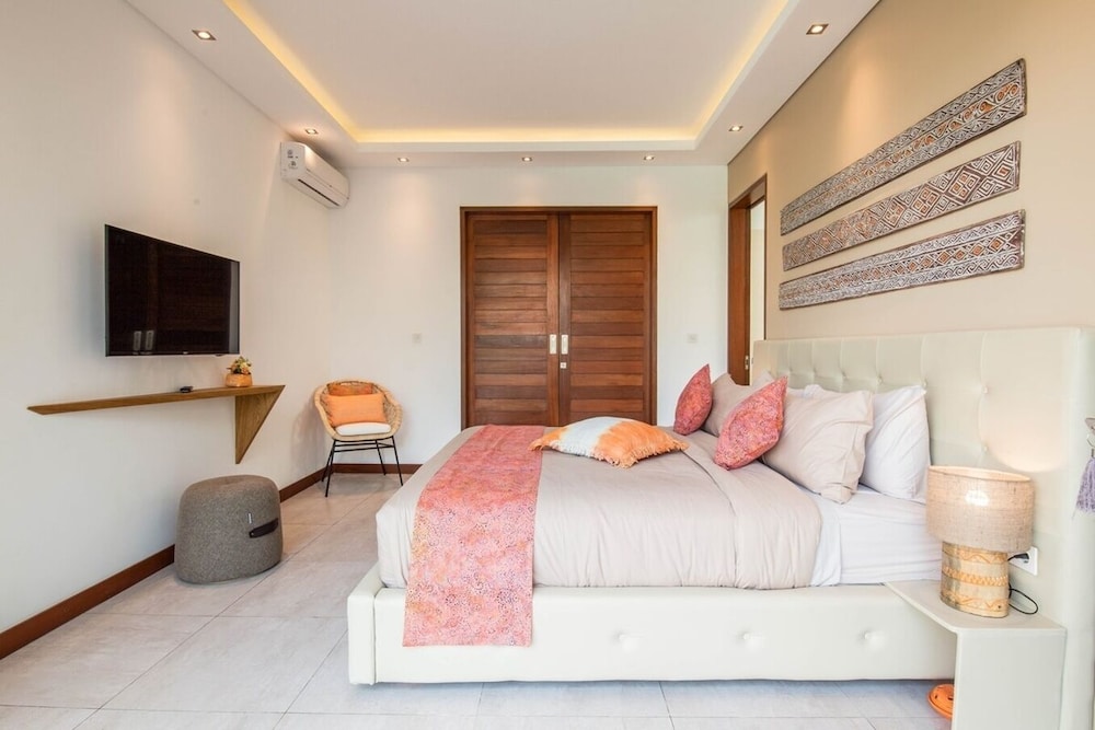 Splendid 6BR Villa, Just 400m to the Shoreline
