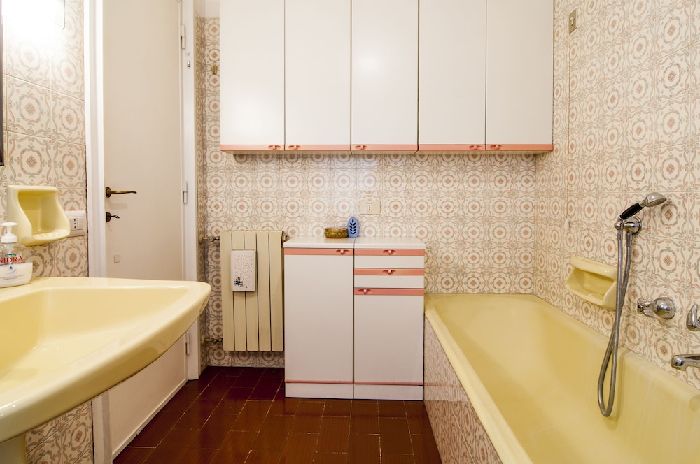 Aurelio & Vaticano Elegant Flat