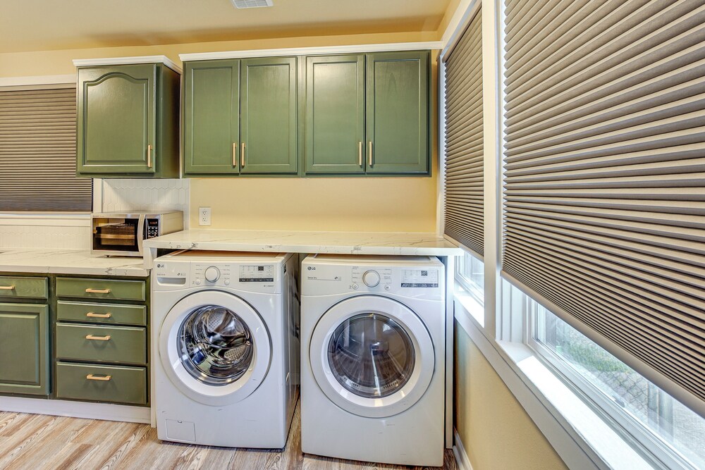 2 Mi to Dtwn Tacoma: Charming Home w/ Deck & Yard!