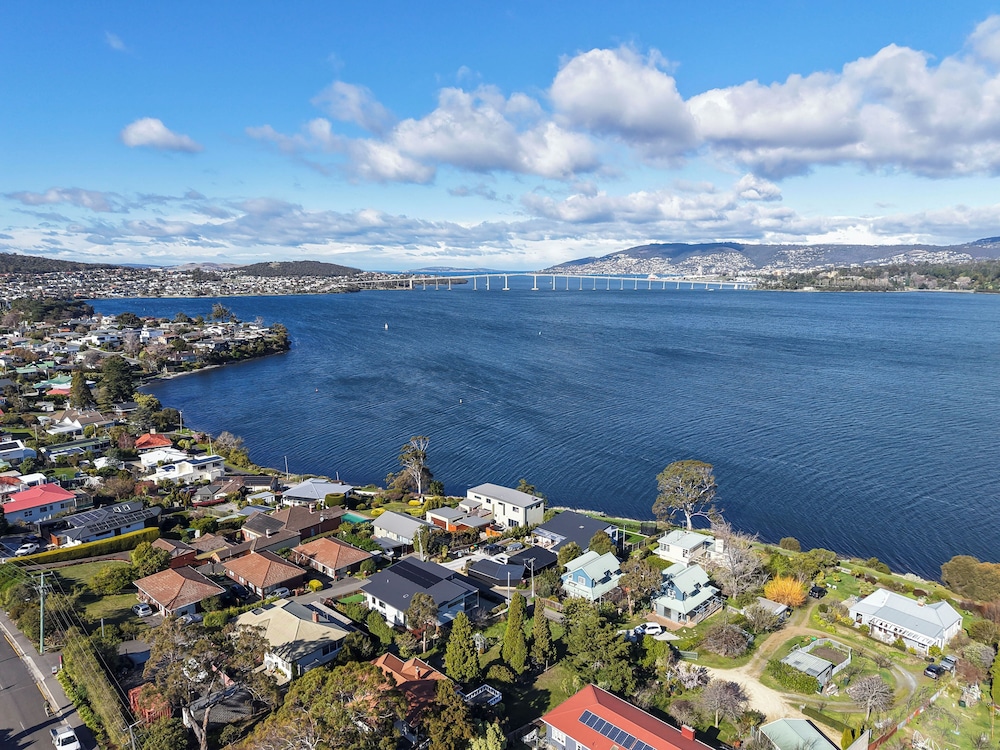 Waterfront Home - Gorgeous Views - 2 Bed