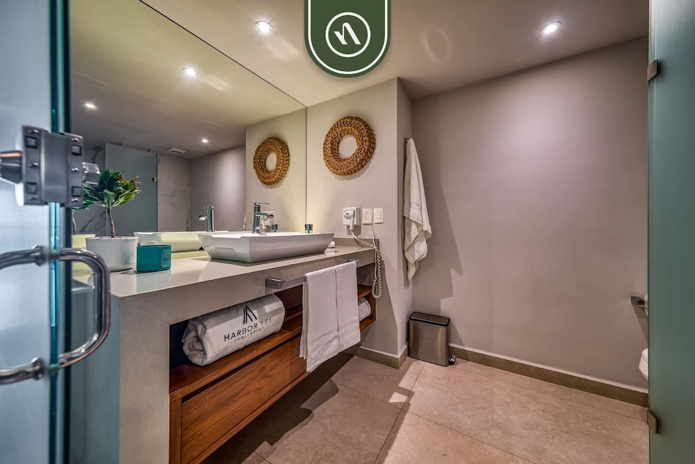 Oceanview Studio - Beach - King Bed - Pool
