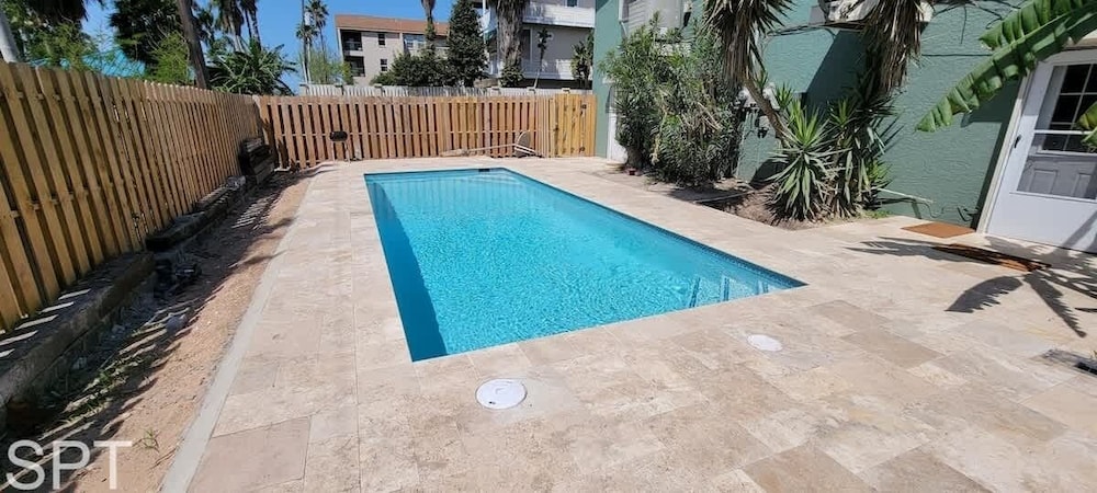 Large 3 Bedr Bay Views Pool Great Deck 3 Bedroom Condo
