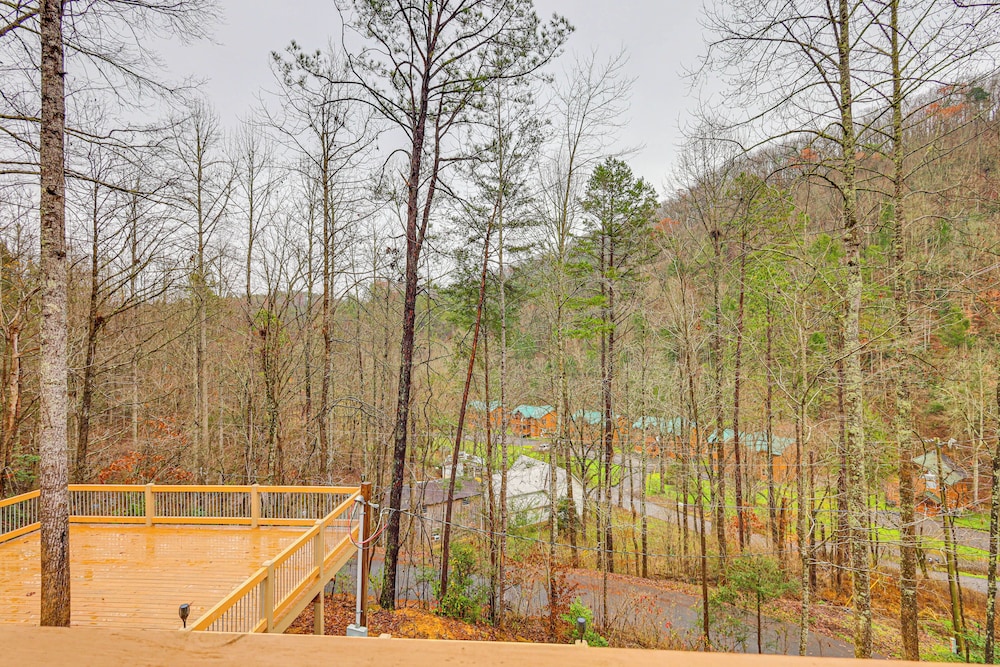 Close to Hiking & Attractions: Smoky Mtn Cabin
