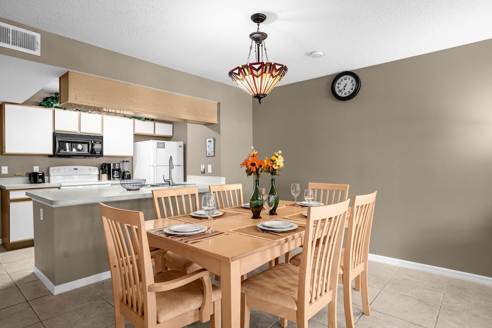 Upstay - Unbeatable Location Condo w Garden Patio view 5