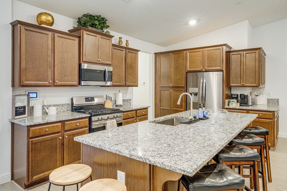 9 Mi to Dtwn Bakersfield: Pet-friendly Home