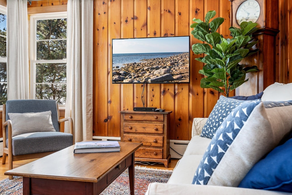 Bayview Beach Cottage For 4!