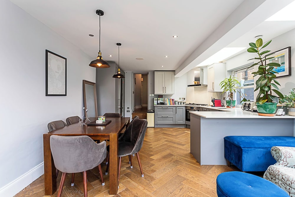 Modern and Spacious Colliers Wood Home