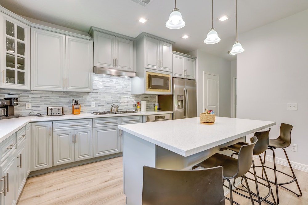 Yard & Workspaces: Luxe Duplex Unit in Houston
