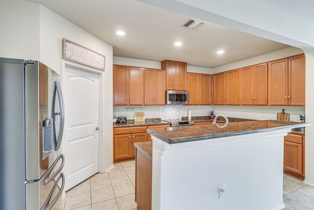 10 Mi to Dtwn Austin: Family Home w/ Communal Pool
