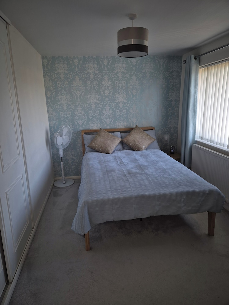 Cosy 1BR Hideaway - Hot Tub, Wifi & Private Pond