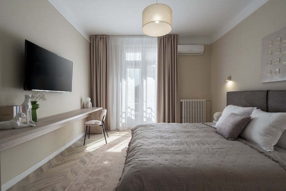 Refined & Spacious 3-Bedroom Flat Near Cismigiu, Balcony with Boulevard Views