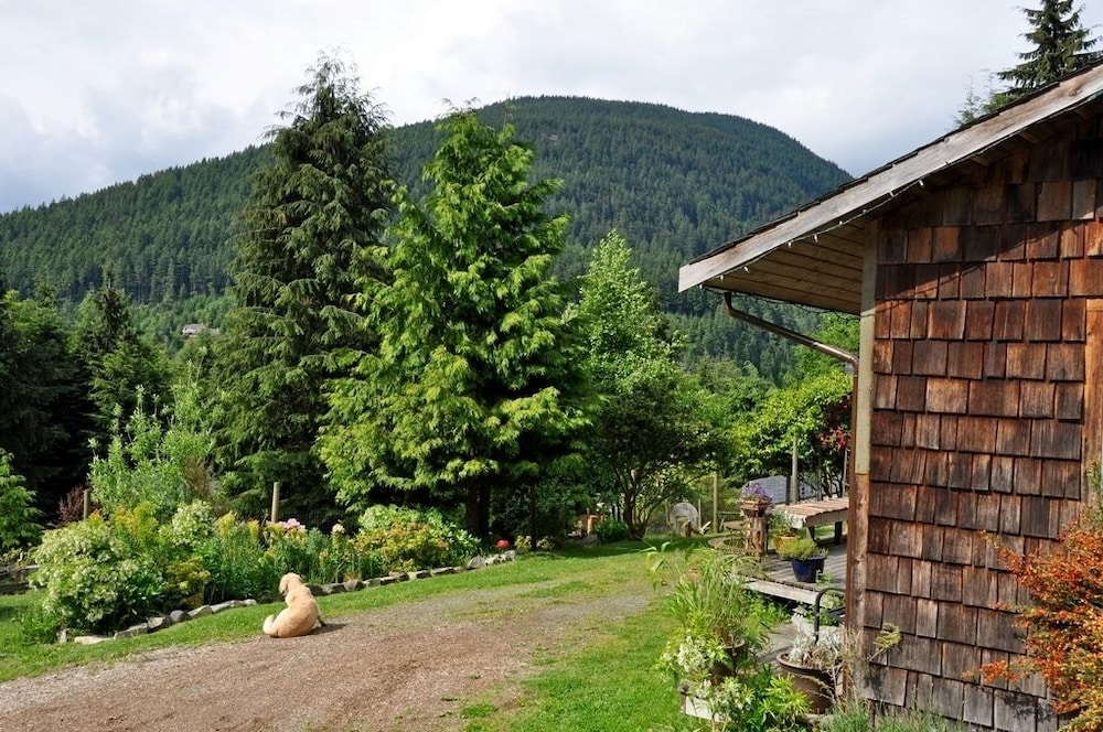 Alderwood Cottage & Suite - Bowen Island
