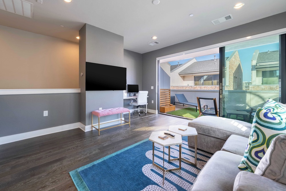 Modern Home, Private Balcony, Near Rainey & Lady Bird Lake Haus of Z