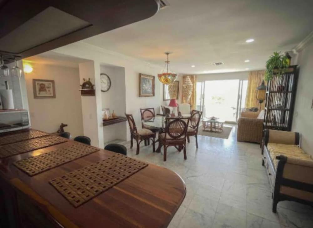Apartamento con Playa Privada en Sunrise view 3