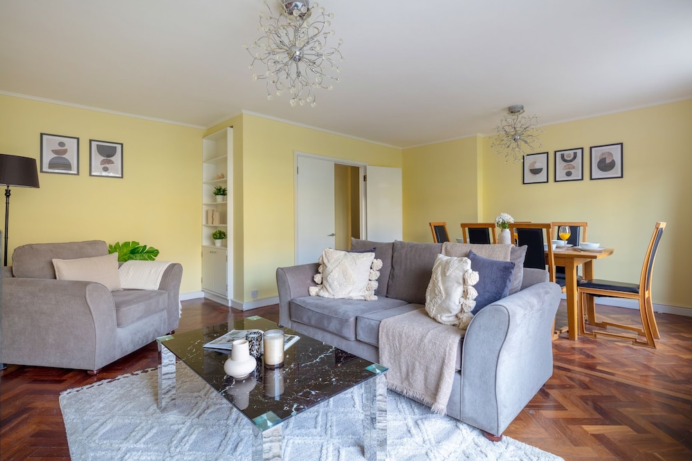 Elegant & Airy 2BR near Regents Park