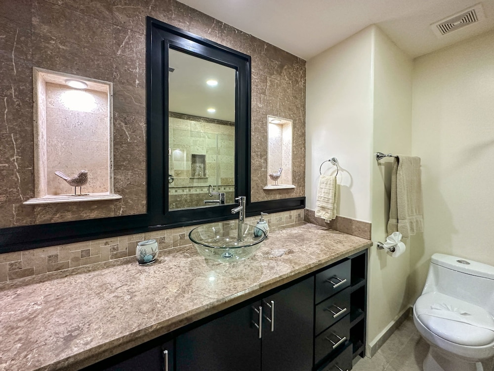 Upscale Ocean View Condo Close to it all Great