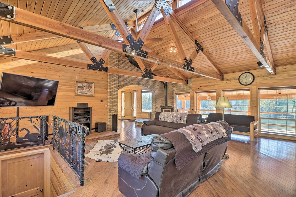 Stunning Montana Retreat: Hot Tub, On-site Hiking!