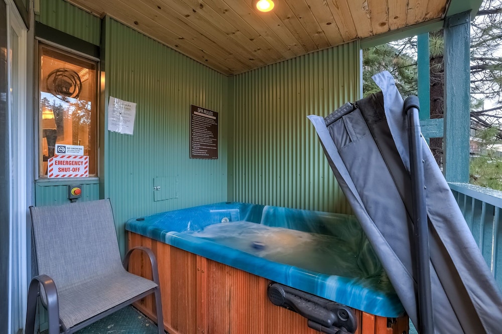 Ski In, Ski Out! 3 BDR Steps From Stagecoach Lift view 4