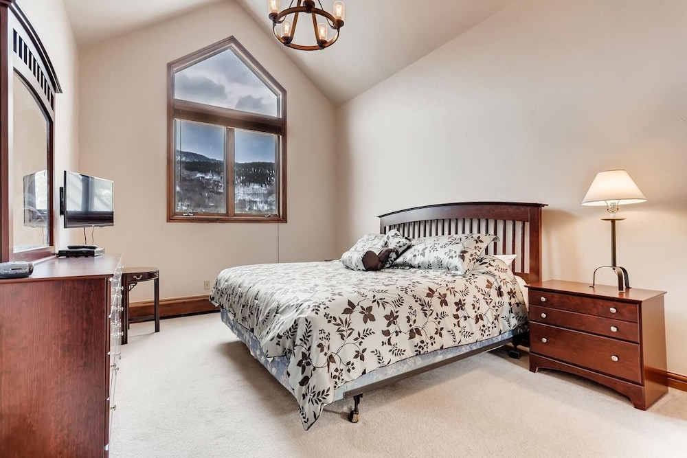 3BR Townhome- Walk to Slopes & Kids Ski Free by Redawning view 4