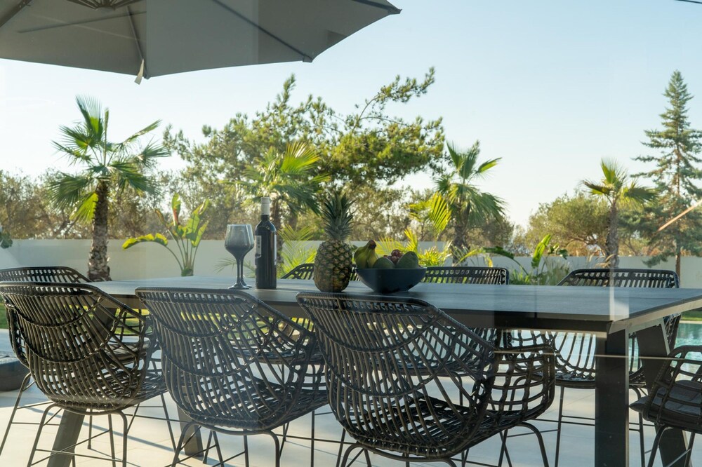 Aethra Grand- Luxury 5-bed Villa 850m From Beach