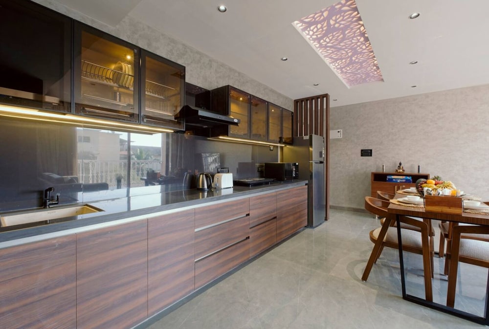 Modern 1BR With Pool 5min Drive to Candolim Beach