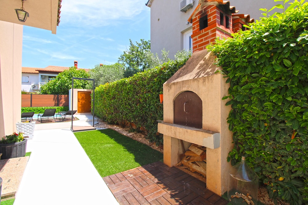 Apartment 843