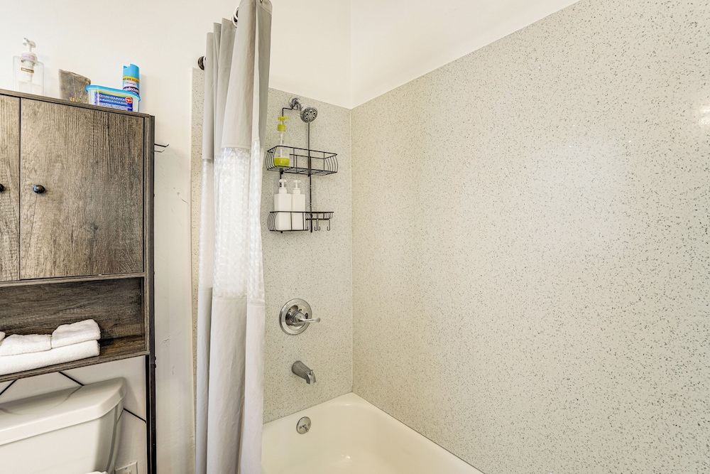 Pet-friendly Condo < 2 Mi to Alameda Beach!
