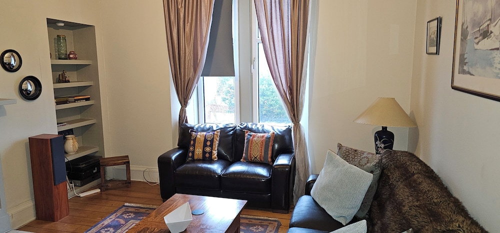 Snug - Macushla Apartment