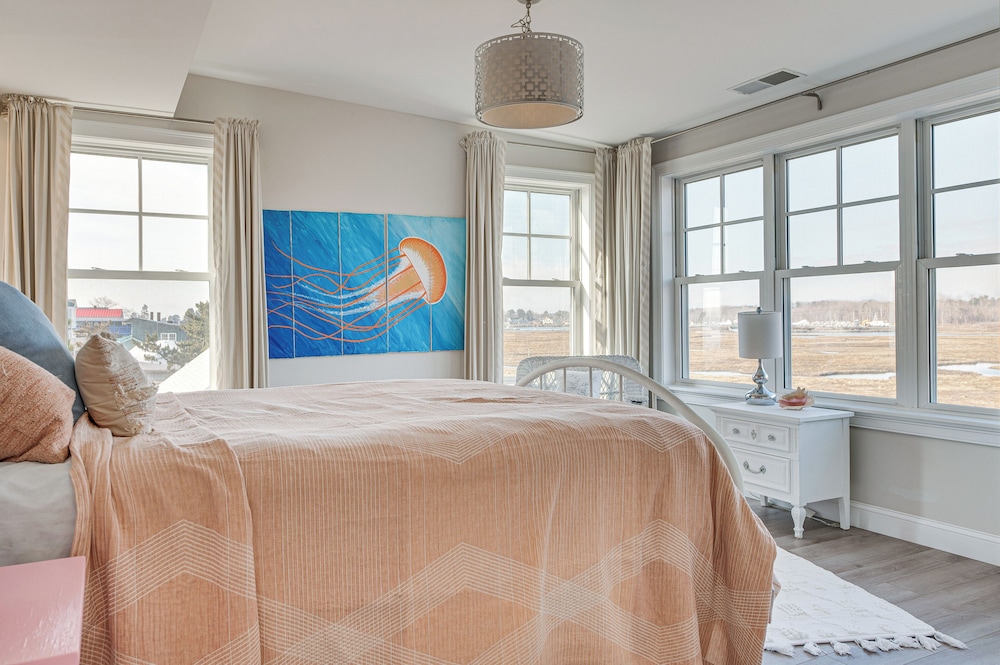 Walk to Rye Harbor State Park: Home w/ Ocean Views