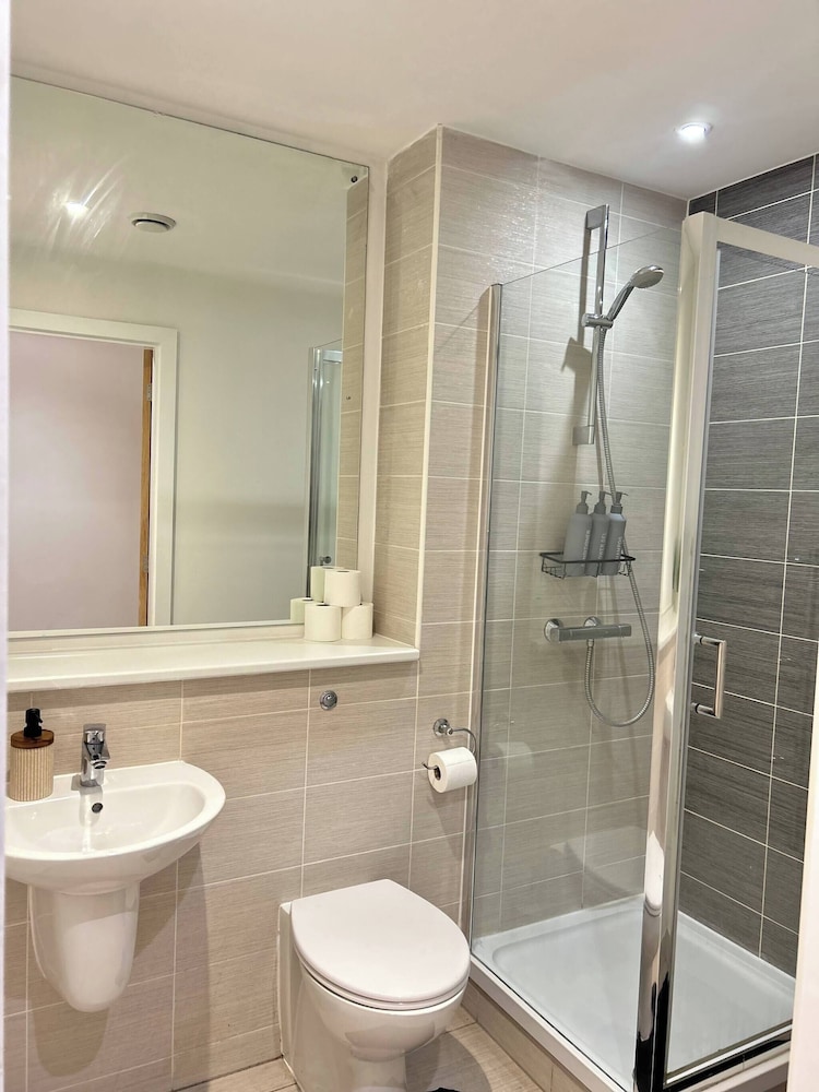Spacious MCR Apartment - Gym - Terrace - Games Room - Free Secured Parking