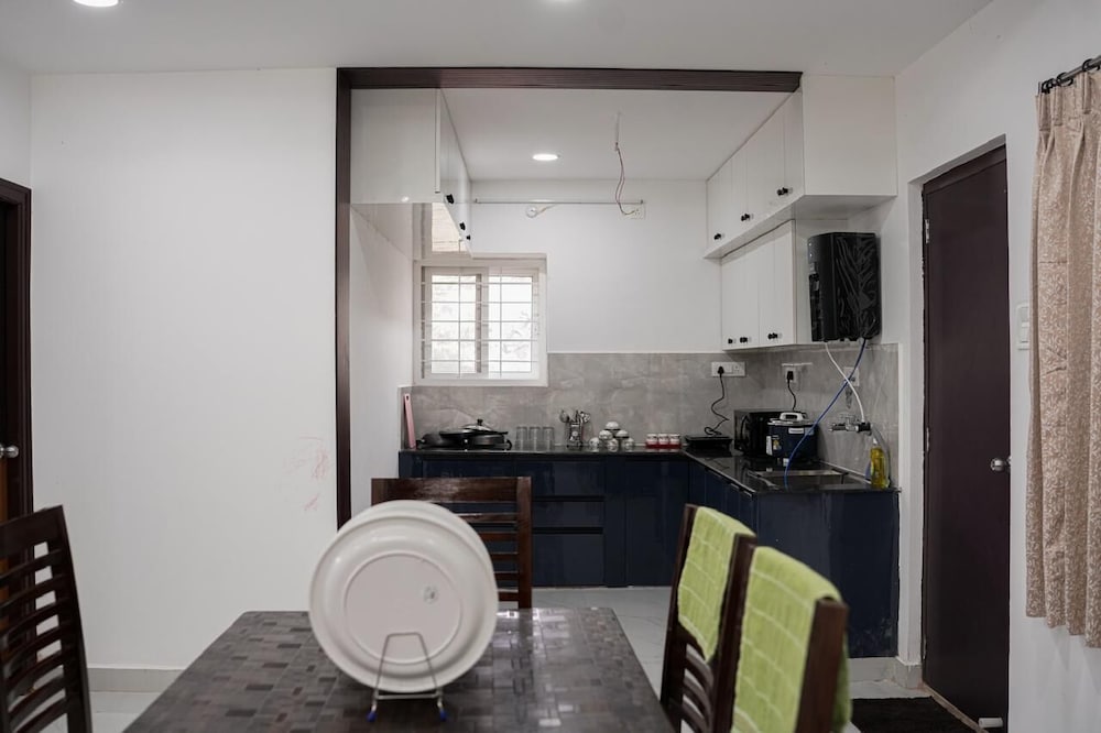 Manish Suites & Service Apartments