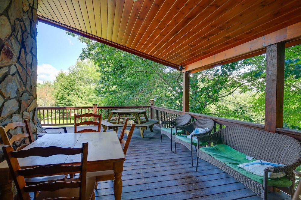Piney Creek Cabin w/ Deck, Grill & Mountain Views! view 4