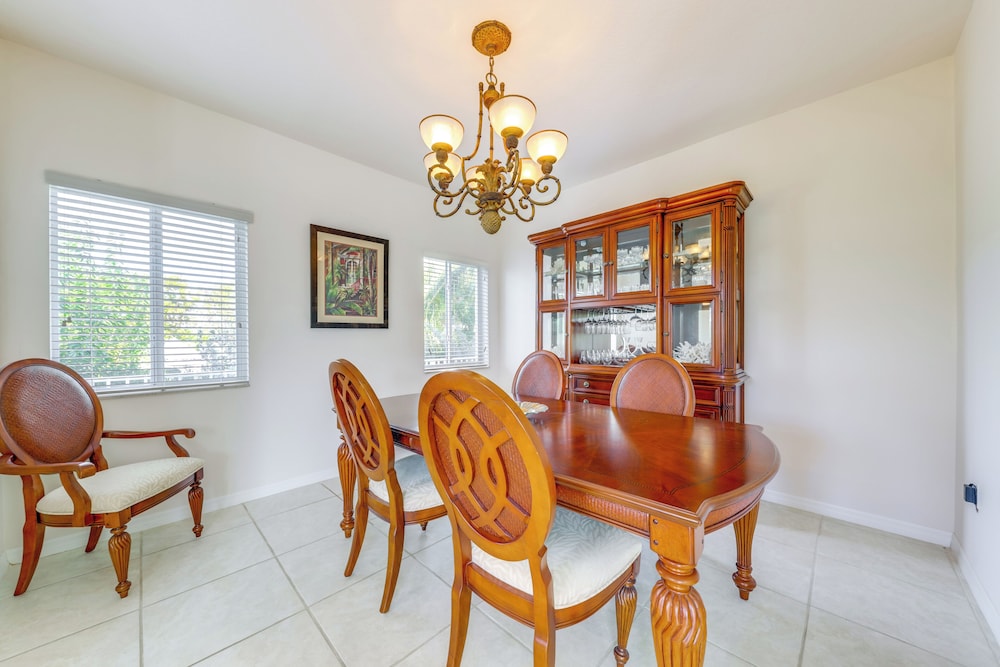 Spacious Canal-front Home: Florida Keys Gem