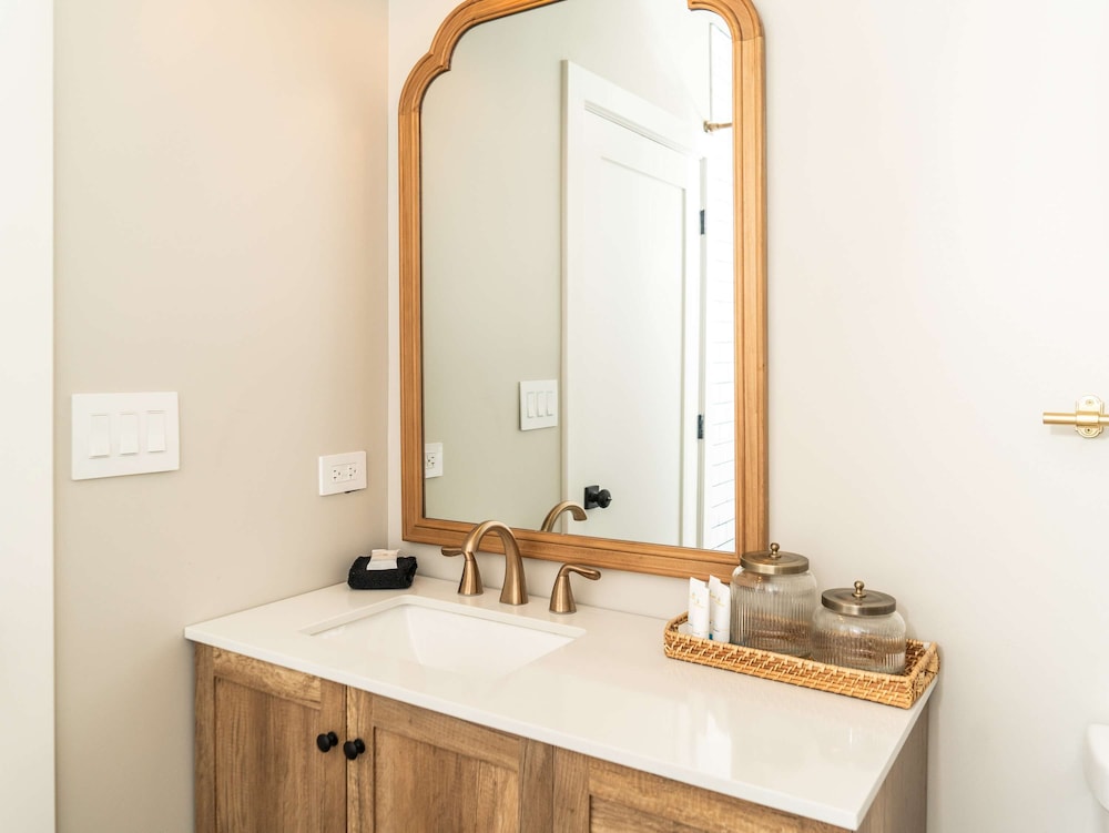 Magnolia Manor - Remodeled Home Near Downtown