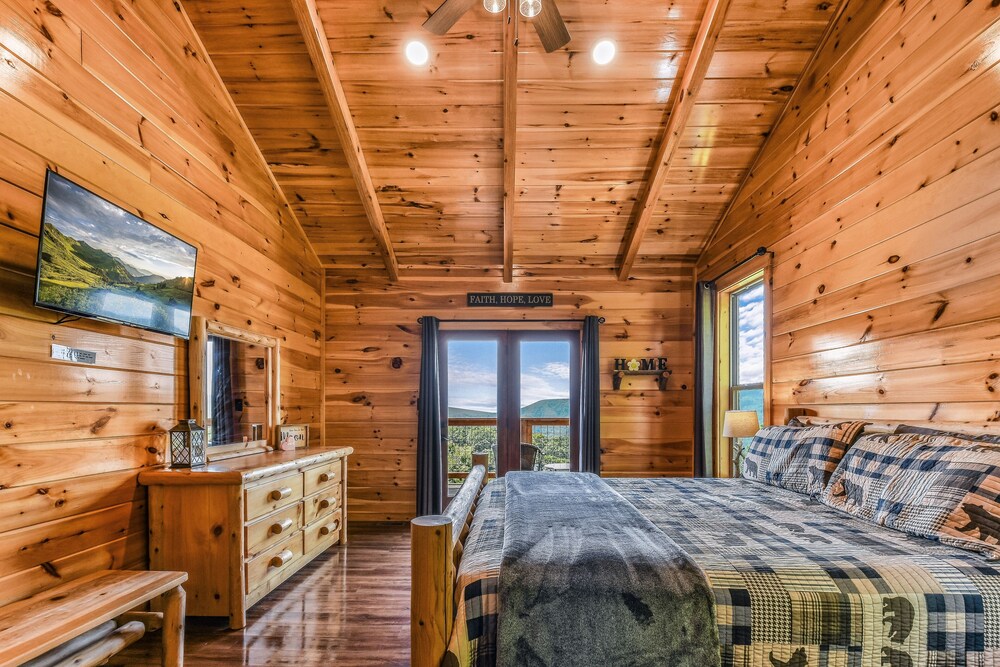 Bear Ridge 3 Bedroom Cabin by RedAwning view 3