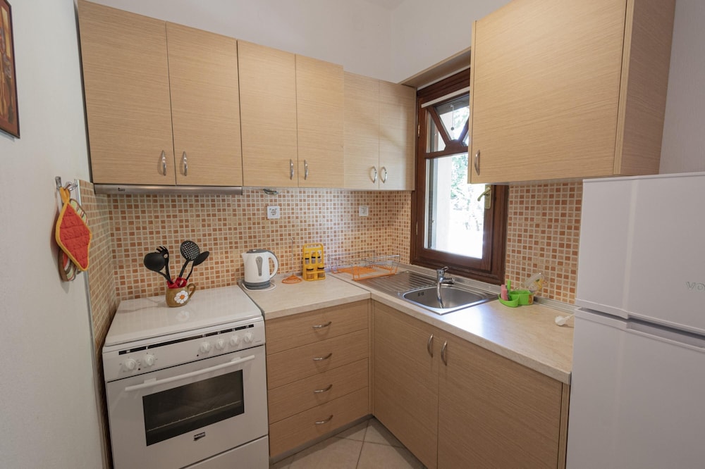 Linden House Left by Rentals Pro