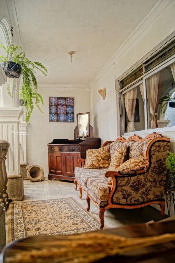 Antigua Guatemala Vacations - La Casa Tiquicia - Hostel - Property Image 1