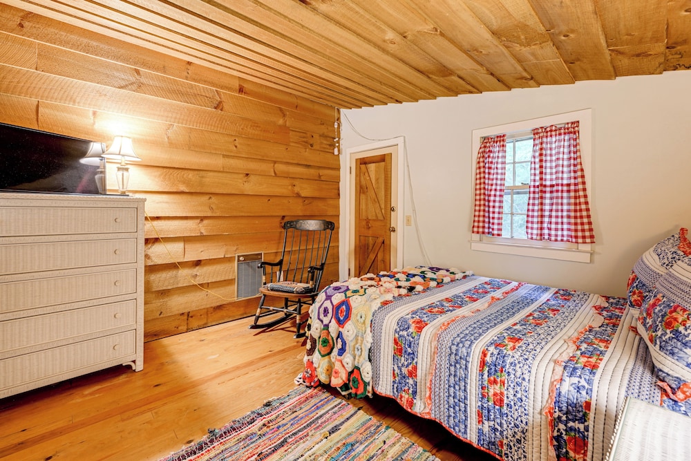 Trail Access & Tranquil Setting: Franklin Retreat!