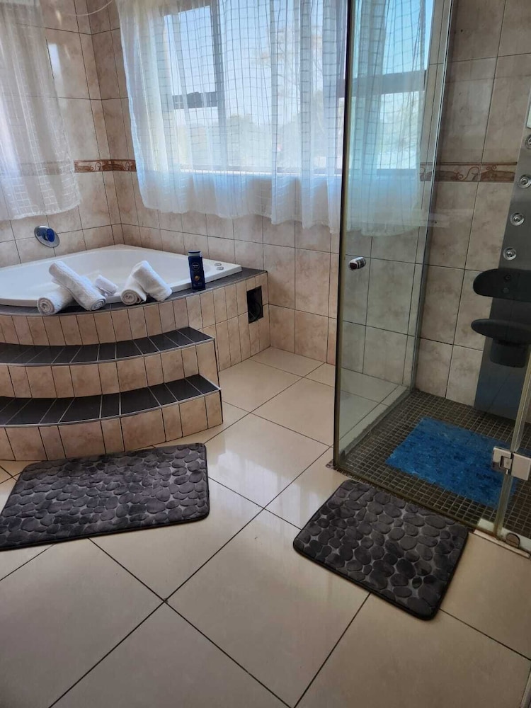 Remarkable 5-bed House in Springs & Nigel