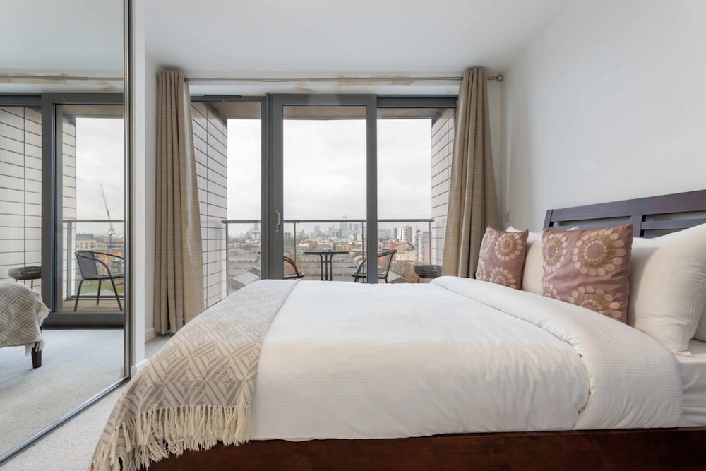 Modern 1 Bedroom Apartment Near Canary Wharf With Balcony