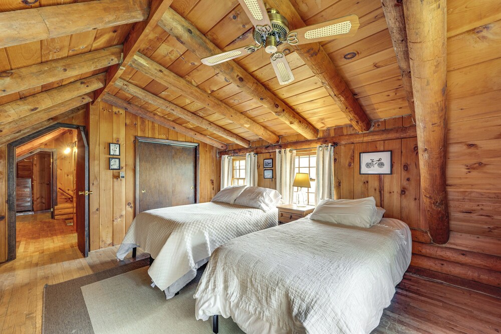 2 Mi to Lake Willoughby: Peaceful Log Cabin!